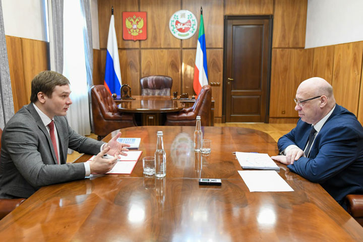 Министр Олег Ананьевский отчитался перед главой Хакасии