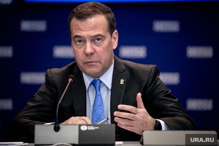 Медведев заявил об угрозе ядерной войны
