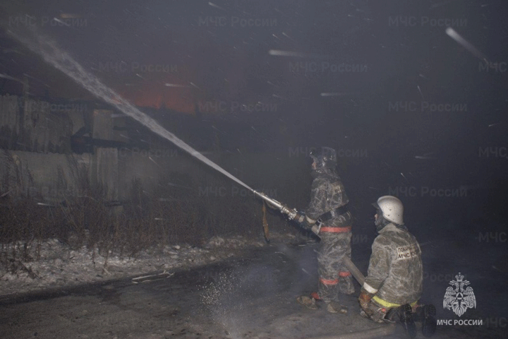 За сутки пожарные тушили в Хакасии ФАП, автомобиль и строящийся дом