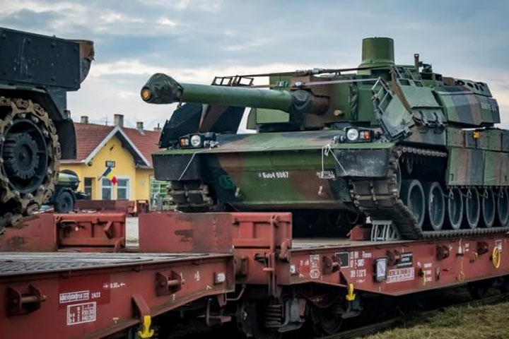 Лягушатников не жалко: Макрону велено отправить на оборону Одессы 4 тысячи солдат и 50 танков Leclerc