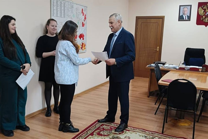 В Черногорске дети-сироты получили жилищные сертификаты