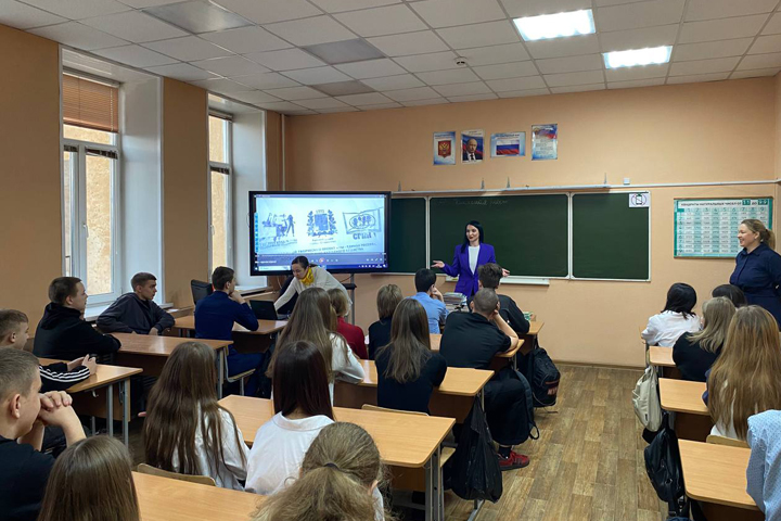 Замглавы Минобрнауки Хакасии Юлия Ворошилова провела урок в черногорской школе