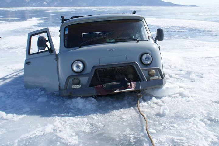 УАЗ провалился под лед на Красноярском водохранилище