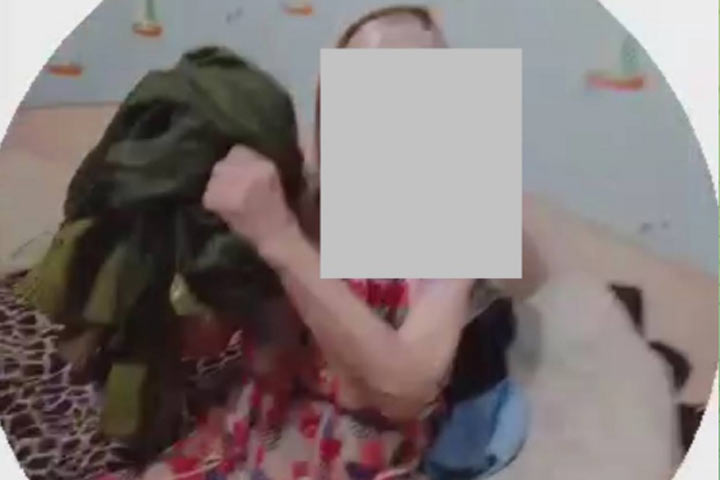 Мальчик снимал на видео издевательства над бабушкой