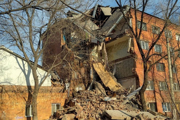 Аварийное общежитие в Черногорске частично обрушилось - ВИДЕО