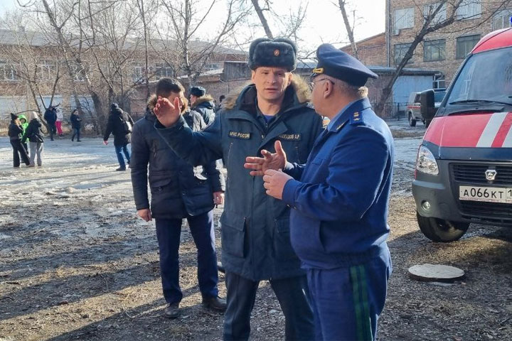 Прокуратура Хакасии организовала проверку из-за частичного обрушения аварийного здания в Черногорске