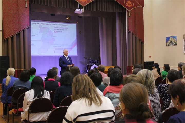 Руководитель Минобрнауки Хакасии провел рабочую встречу с коллективом Хакасской национальной гимназии