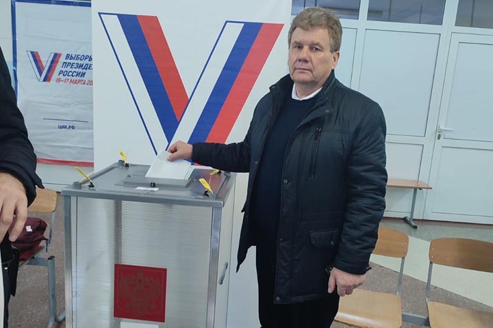 Юрий Курлаев один из первых проголосовал на выборах президента 