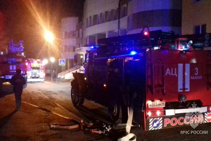 В Абакане на пожаре в 3-этажке погиб человек 