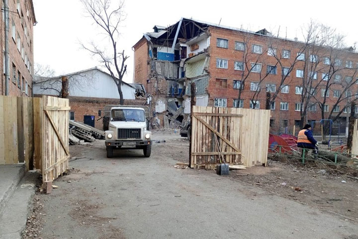В Черногорске начали строить забор вокруг частично обрушившегося здания