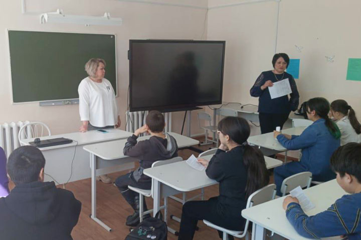 Сотрудники Таштыпской больницы рассказывают школьникам о своей работе
