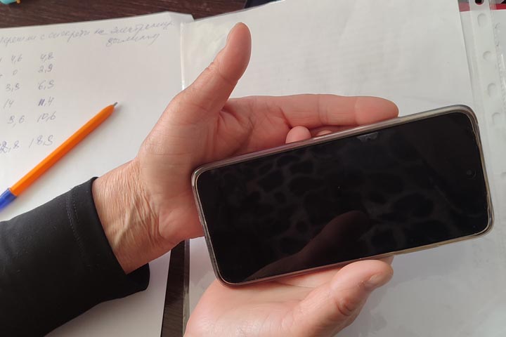 В Саяногорске пенсионерку от аферистов спас разрядившийся телефон