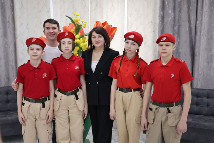 Школьникам Алтайского района торжественно вручили паспорта