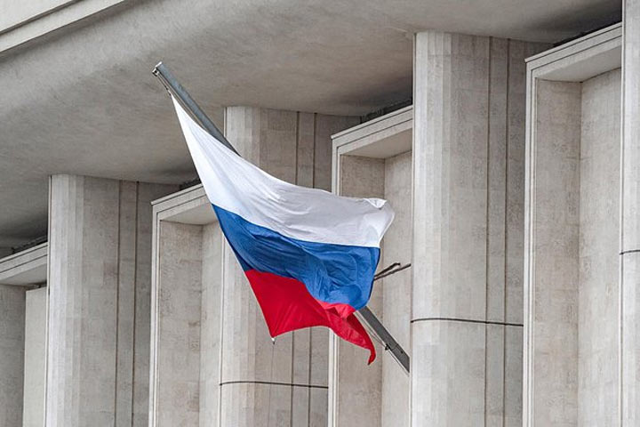 Путин подписал закон об обязанности вывешивать флаг РФ в вузах и детских садах 