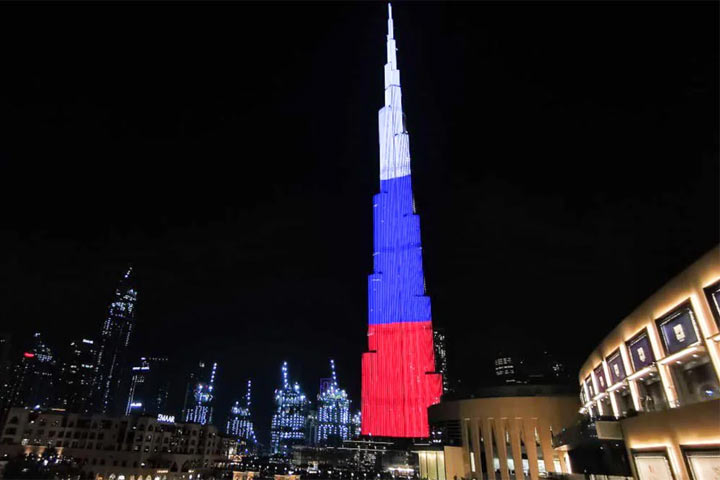 Самая высокая башня в мире Бурдж-Халифа окрасилась цветами флага РФ