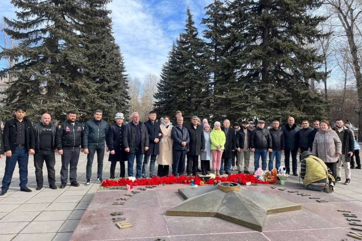 Представители диаспор в Хакасии возложили цветы в память жертв теракта