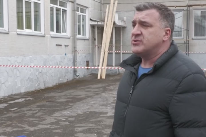 В Саяногорске капитально ремонтируют крышу детского дома «Ласточка»