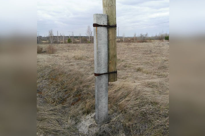 В Хакасии деревянные опоры ЛЭП защищают от огня