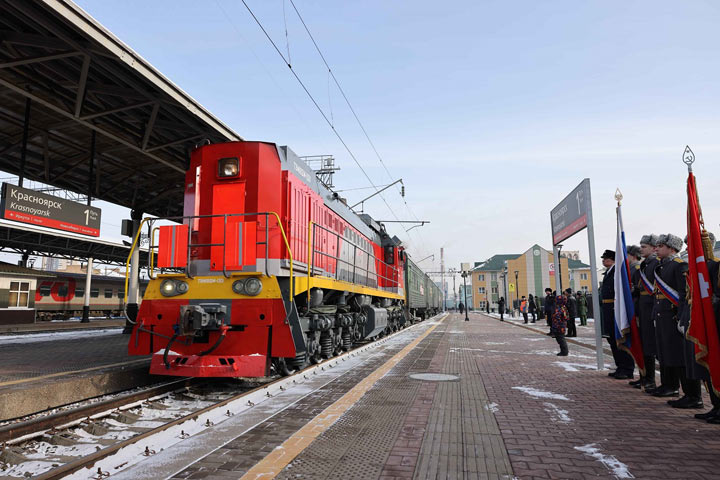 Поезд Минобороны РФ сделал остановку рядом с Хакасией