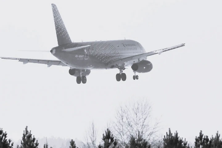Летевший из Красноярска самолет готовится к аварийной посадке в Чите