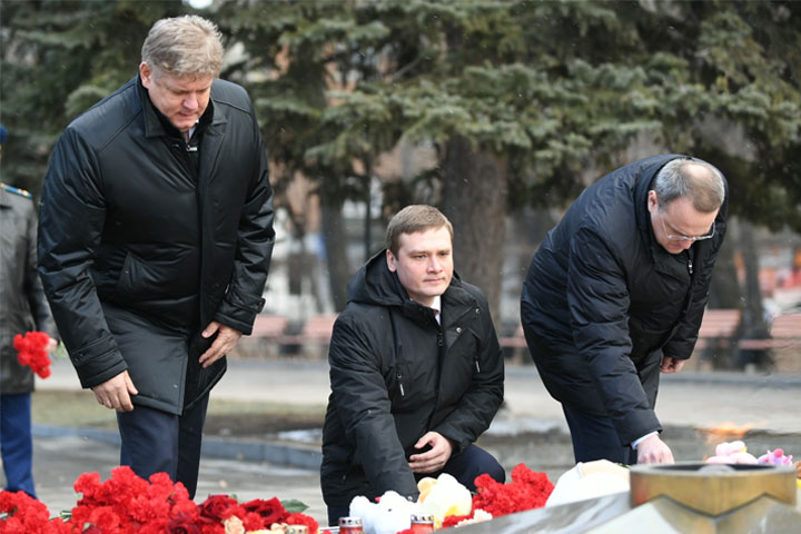 Анатолий Серышев и Валентин Коновалов почтили память погибших в теракте и посетили филиал фонда «Защитники Отечества»
