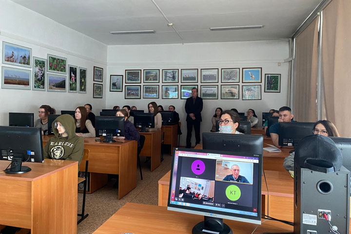 Крымский ученый провел лекцию для студентов ХГУ