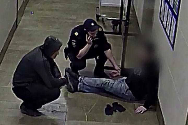 Сотрудник полиции спас мужчину с инфарктом в аэропорту 