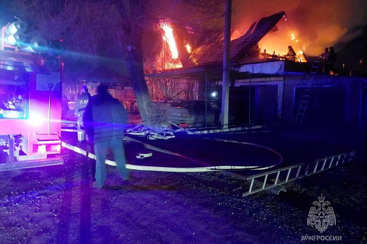 В Черногорске сгорели два гаража
