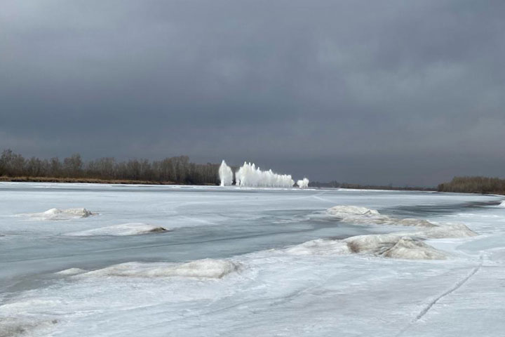 В Алтайском районе на реке Абакан провели плановые подрывы льда