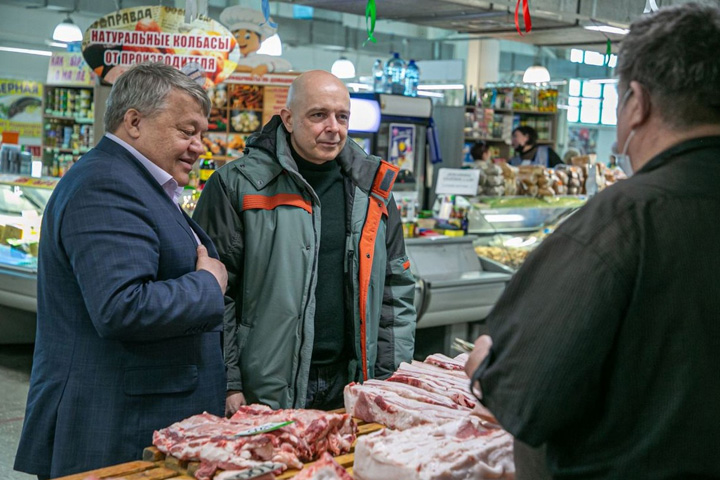 Депутат Госдумы посетил рынок в Абакане