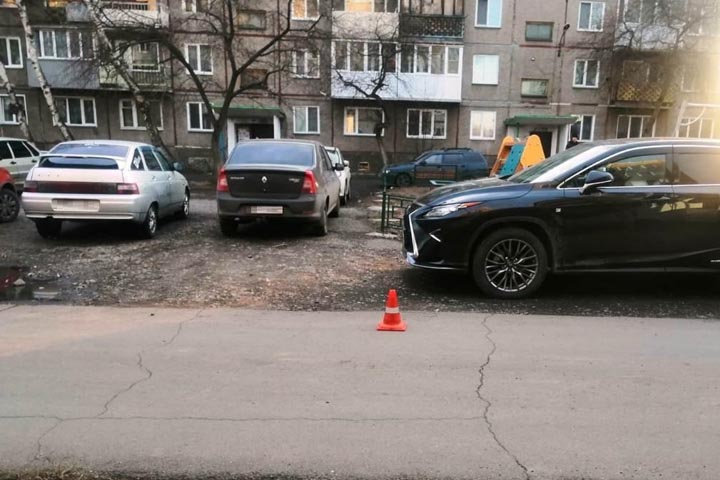 В Усть-Абакане 6-летний ребенок выбежал прямо под автомобиль 