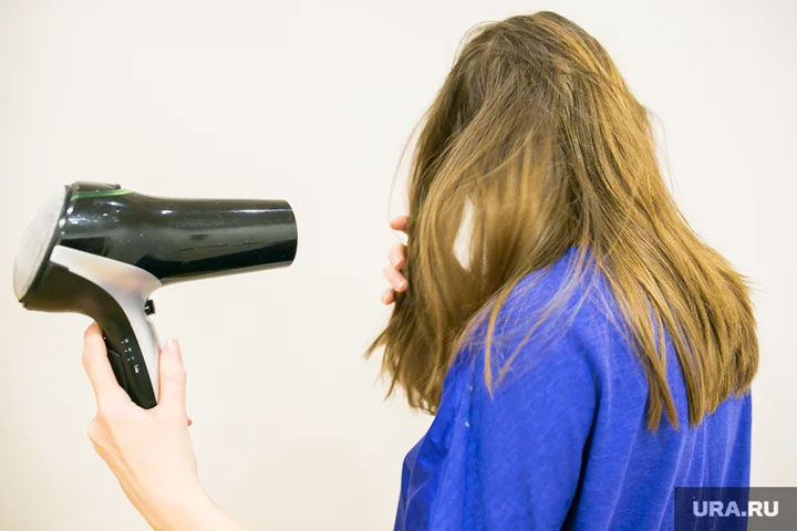 Почему выпадают волосы у женщин: причины и признаки 
