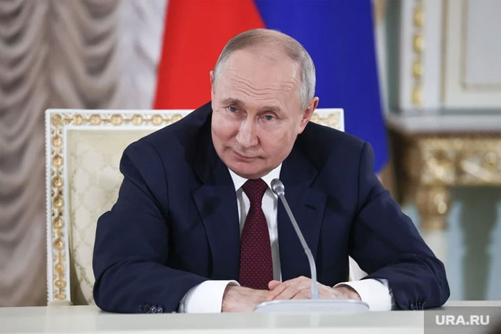 Путин развеял слухи о переходе РФ на военные рельсы: что еще сказал глава на съезде с профсоюзами
