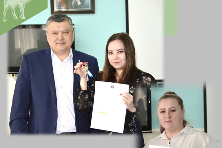 Двум детям-сиротам вручил ключи глава Таштыпского района