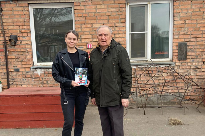 Конноспортивную школу в Хакасии посетил ветеран спорта Константин Тюкавкин