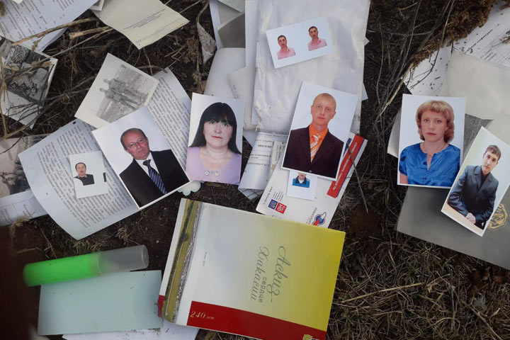 На свалку в Хакасии выбросили фото кандидатов в депутаты