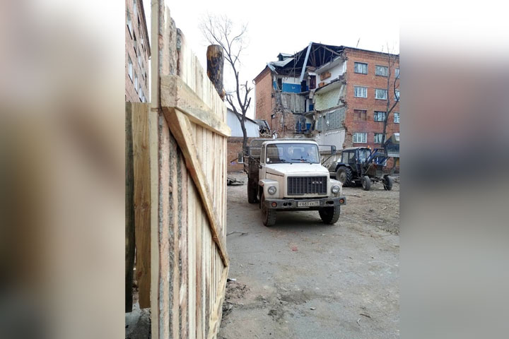 В Черногорске оградили аварийные общежития по улице Дзержинского