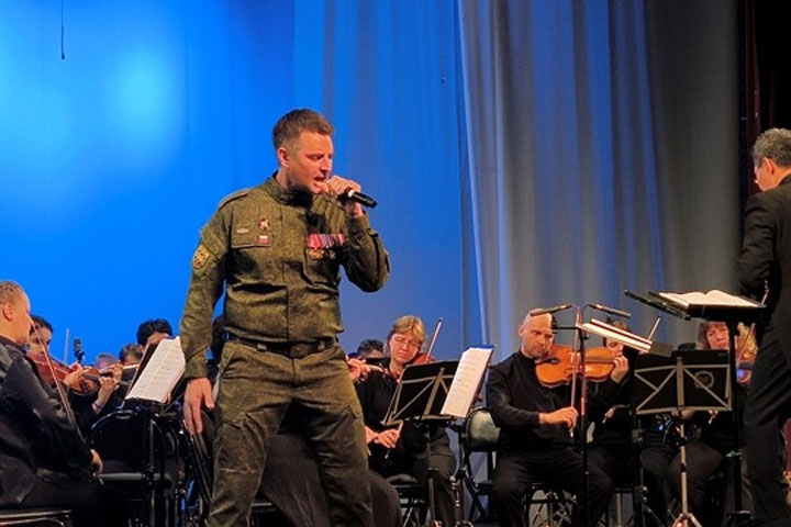 В Хакасской филармонии прошел концерт заслуженного артиста ЛНР Сергея Чуйкова