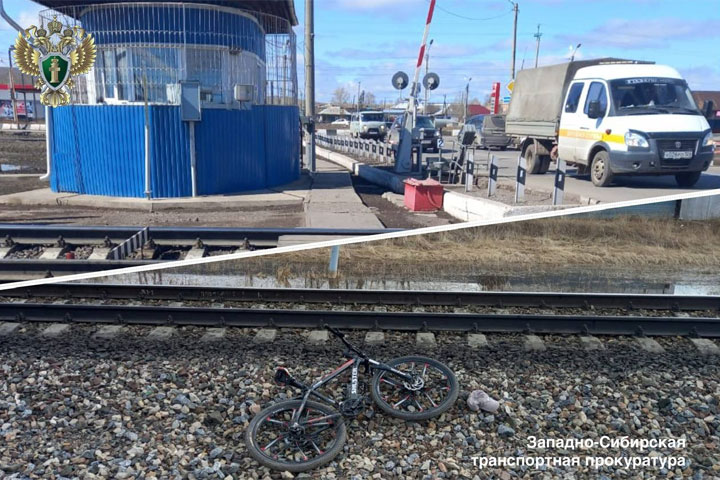 Велосипедист в наушниках и капюшоне попал под поезд