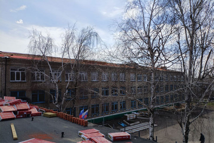 Строители Хакасии приступили к покрытию кровли металлочерепицей в школе ЛНР