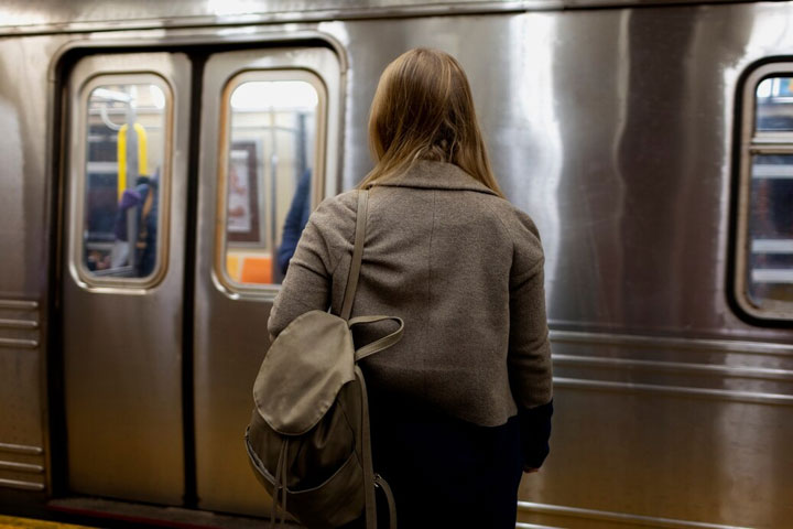 Пассажиры московского метро стали реже читать и больше работать