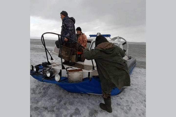 Трех рыбаков спасли с оторвавшейся льдины
