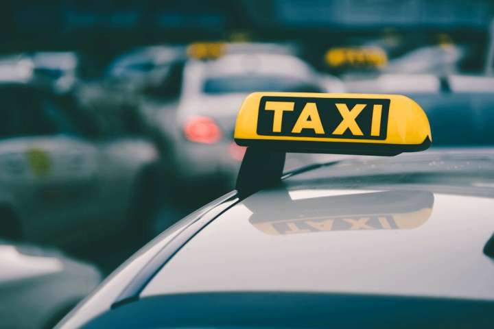 По старой схеме мошенники обманули таксиста в Абакане