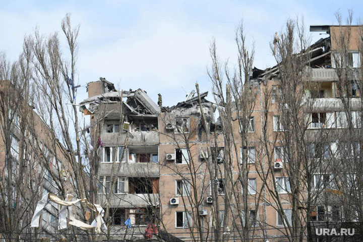 На завалах разрушенного дома в Донецке кричал ребенок