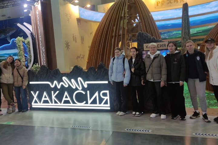 Лучшие баскетболистки Хакасии побывали на Международной выставке-форуме «Россия»
