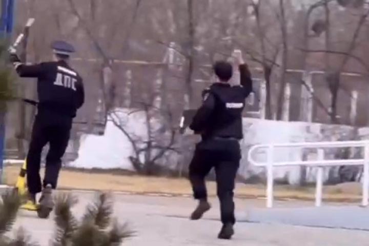 В Абакане два великовозрастных дурня нацепили полицейскую форму и снимали ролики