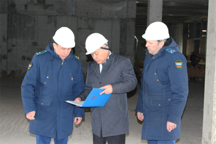 Надзорники проинспектировали строительство двух социально-важных объектов в Аскизе