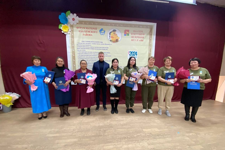 В республике участницы форума матерей получили медали 