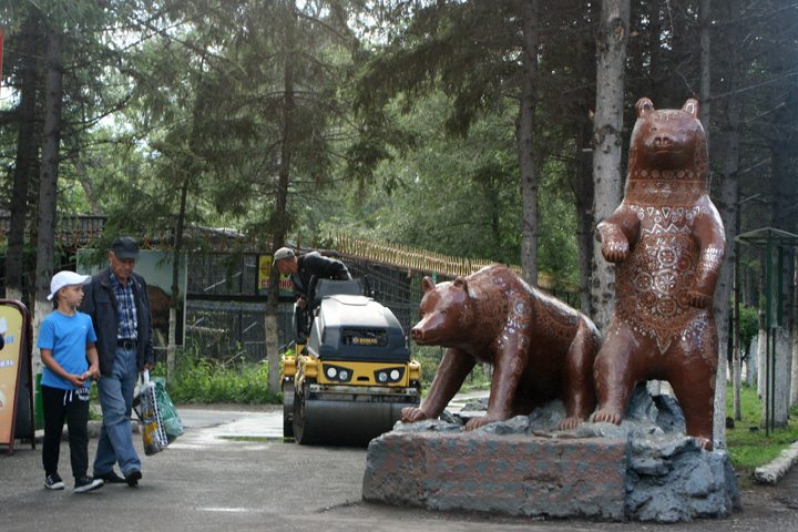 Глава Хакасии ответил за медведей. А кто ответит за условия труда в зоопарке?
