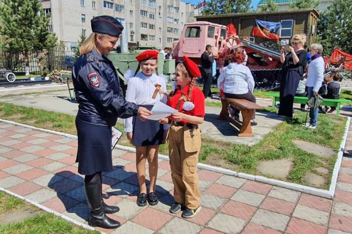 В Хакасии перед Днем Победы для детей провели патриотическую акцию